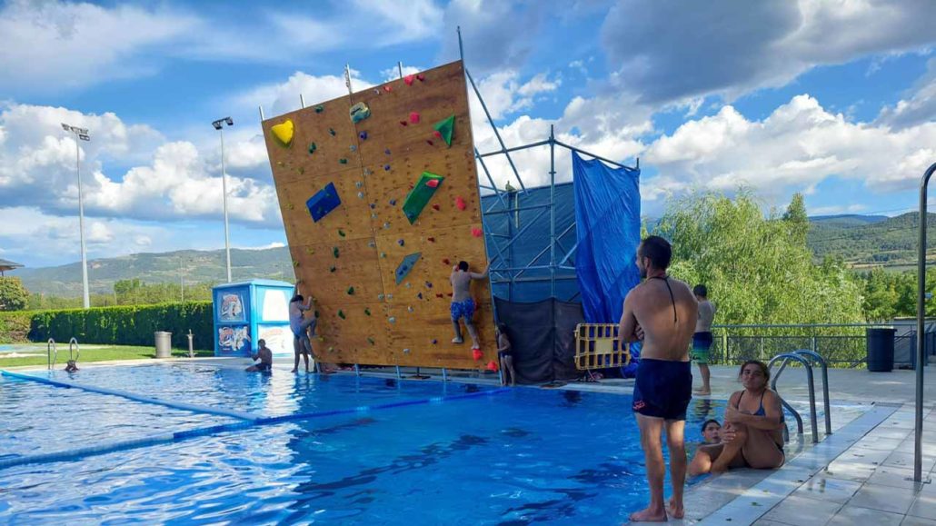 La Seu d’Urgell incorpora un bloc d’escalada sobre l’aigua de la piscina municipal