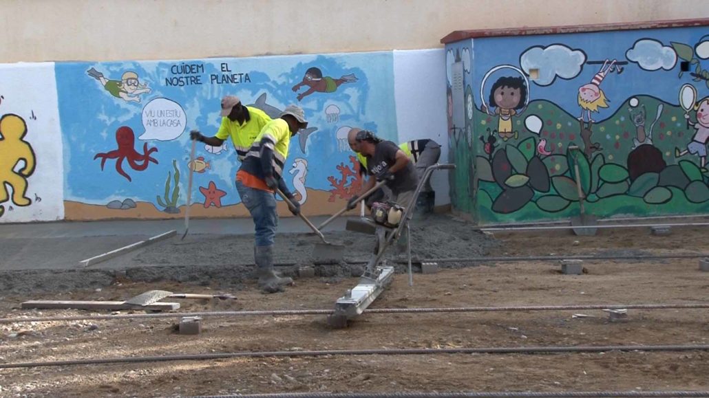 Tremp elimina un dels últims trams de terra del pati de l’escola Valldeflors