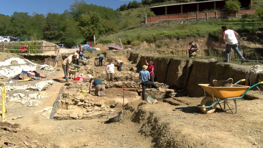 VÍDEO.- Les actuacions al Fòrum Romà de Llívia permeten descobrir la tipologia del temple