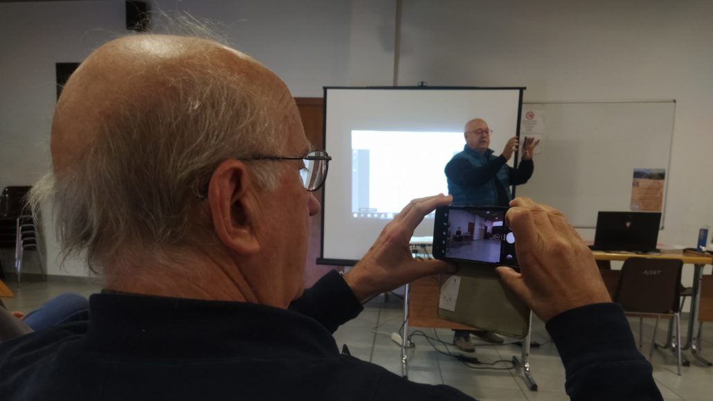 Un taller a Montferrer difon les possibilitats de la fotografia amb els mòbils