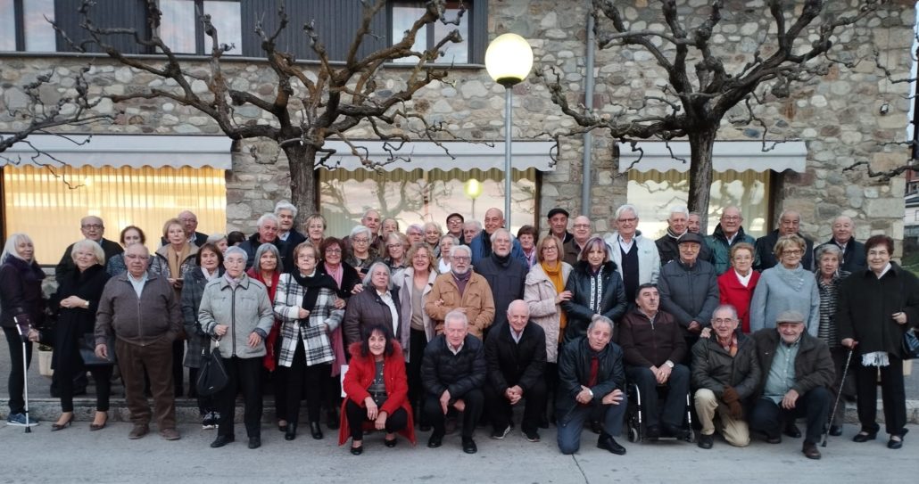 Mig centenar de persones nascudes el 1947 s’apleguen a la Seu per celebrar els 75 anys