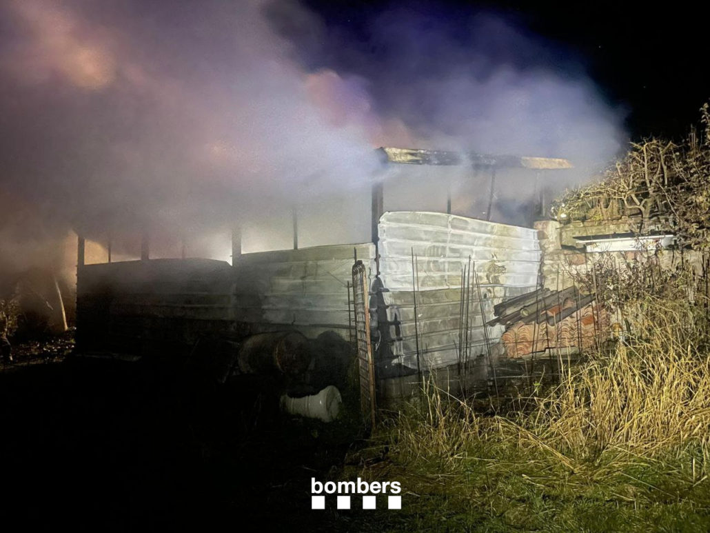 Els Bombers extingeixen un incendi en un paller de Cerc després de treballar-hi cinc hores