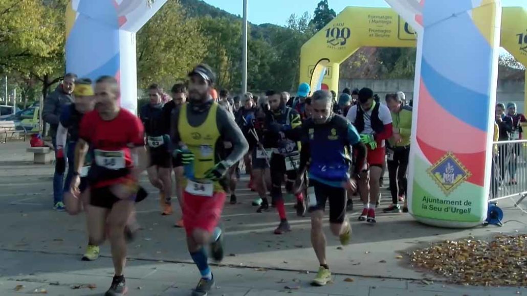 Un centenar de participants prenen part de la Travessa Transfronterera entre la Seu i Sant Julià
