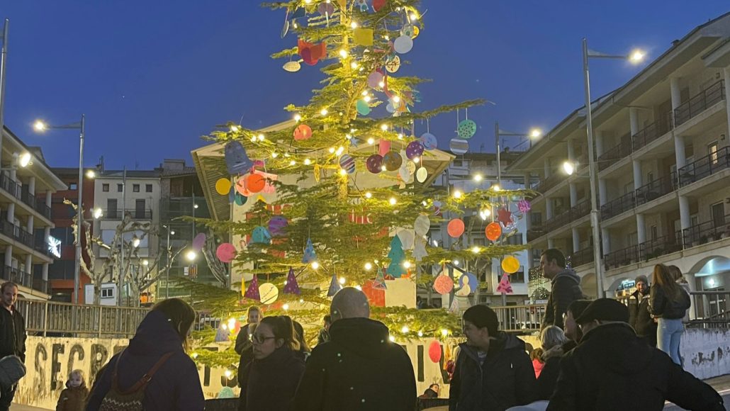 Oliana celebra l’encesa de llums de l’arbre de Nadal amb activitats per als infants
