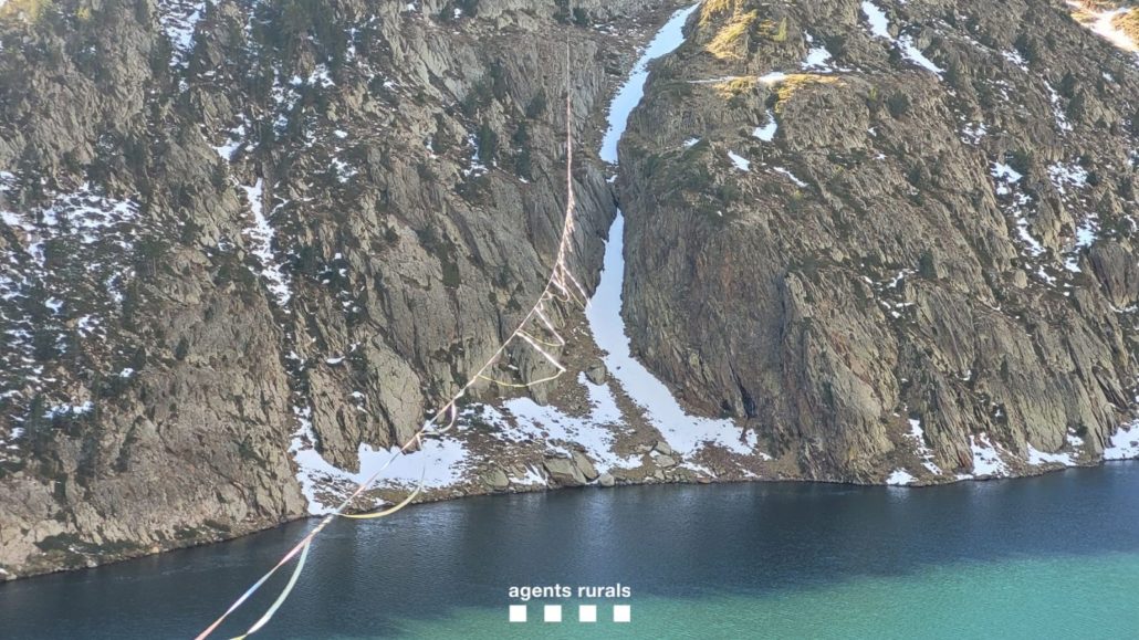 Denunciats per instal·lar una gran corda per fer equilibrisme sobre l’estany de Baborte