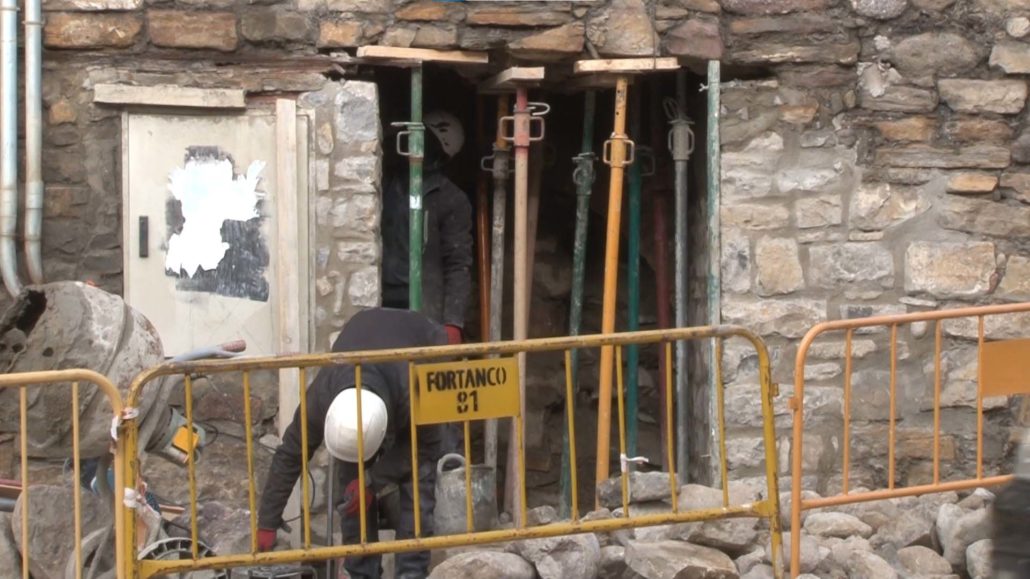 Una part del refugi antiaeri de la plaça del Daldo de la Pobla es podrà veure a través d’una porta reixada