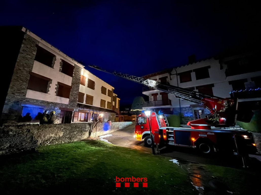 Els Bombers extingeixen un incendi de xemeneia a Llívia