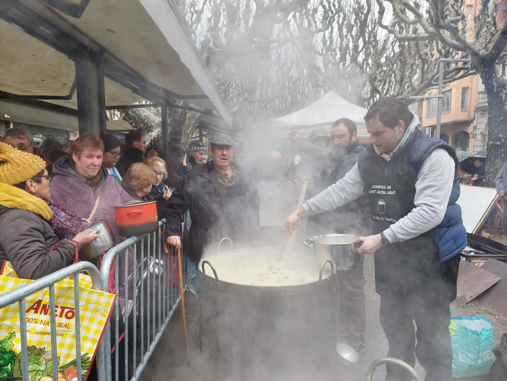 La calderada de Sant Antoni de la Seu reparteix més de 7.000 racions d’escudella