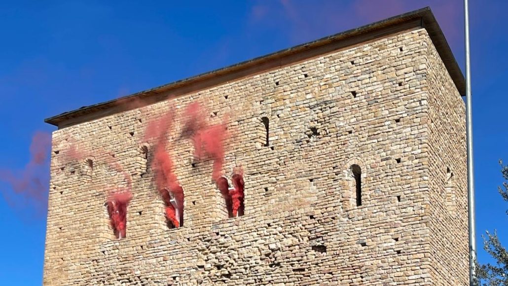 Quatre castells pirinencs s’encenen per reivindicar els drets humans