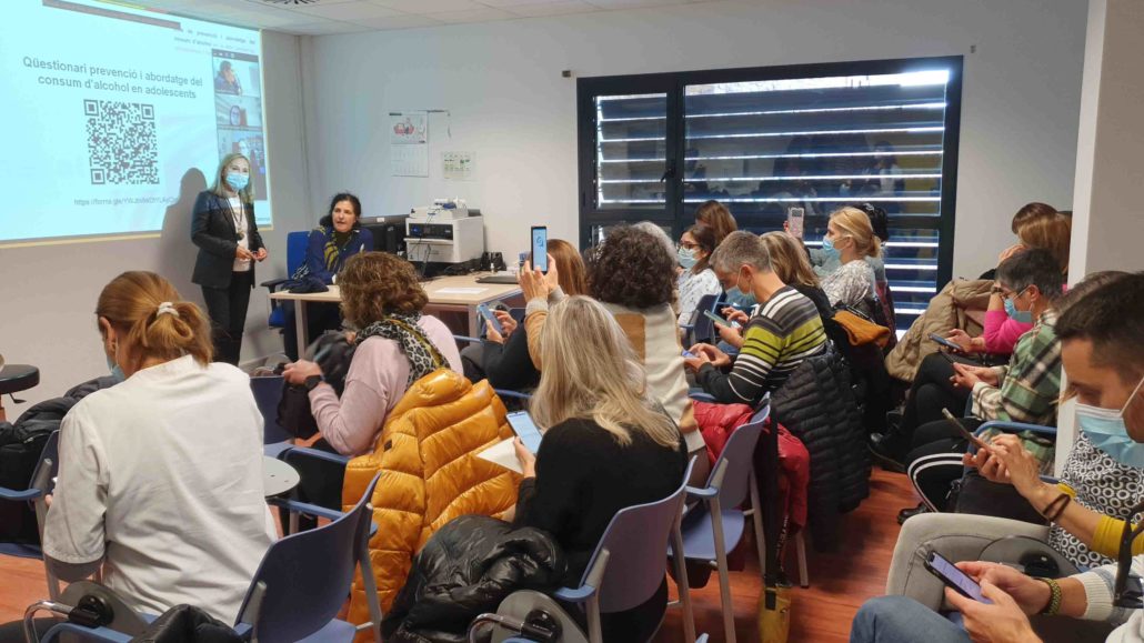 Professionals de la salut del Pirineu es formen per prevenir el consum d’alcohol en menors