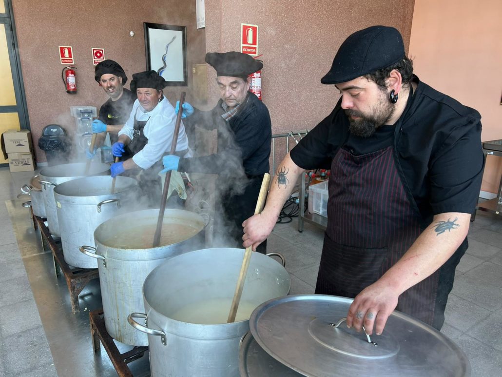 VÍDEO.- Alp reparteix prop de 400 racions d’escudella de Carnestoltes