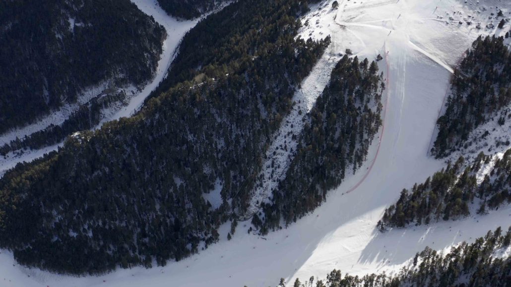 Les darreres nevades i la producció de neu permeten estrenar la renovada pista Barcelona de La Molina