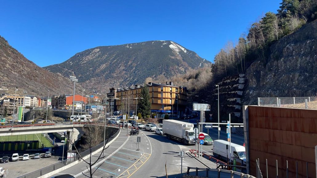 Activen una “operació gàbia” per localitzar l’autor d’un atracament en una benzinera d’Andorra