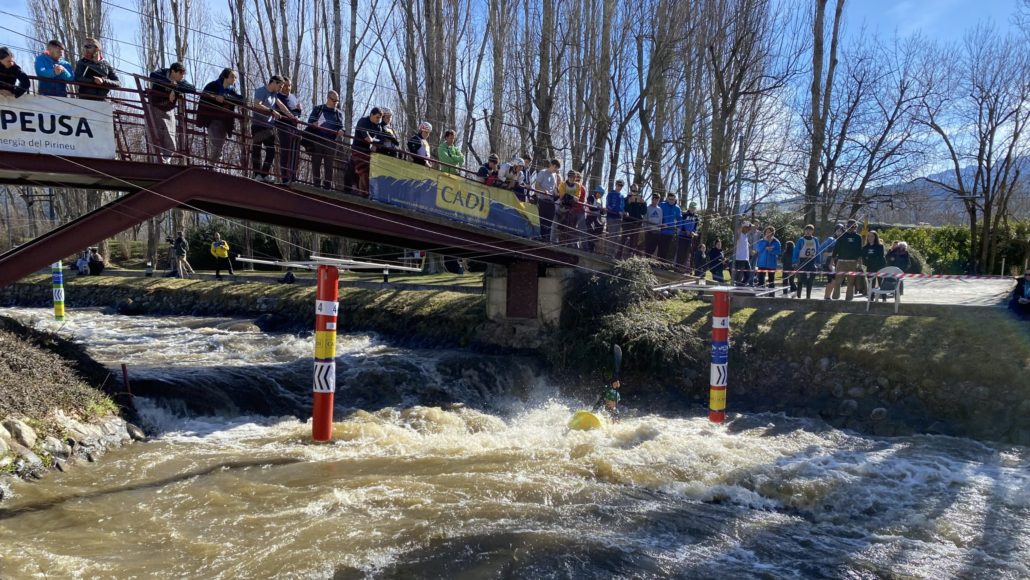 Una vuitantena de palistes arrenquen la Copa d’Espanya de Kayak Cross al Parc del Segre