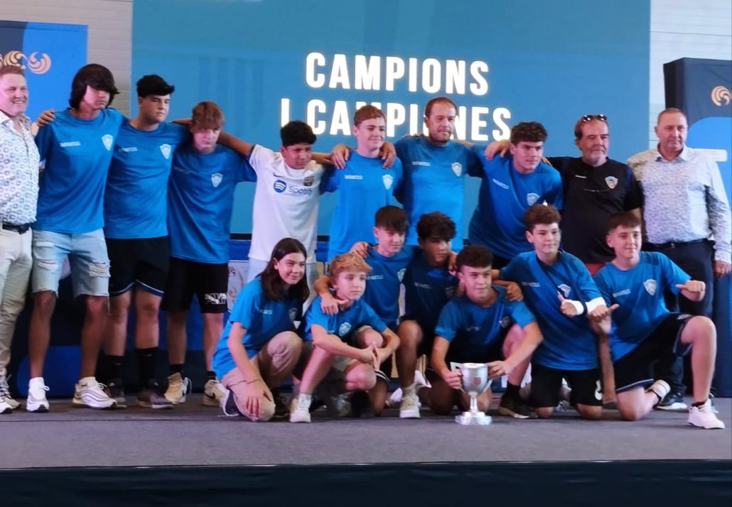 L’Organyà infantil rep la copa que l’acredita com a campió de lliga