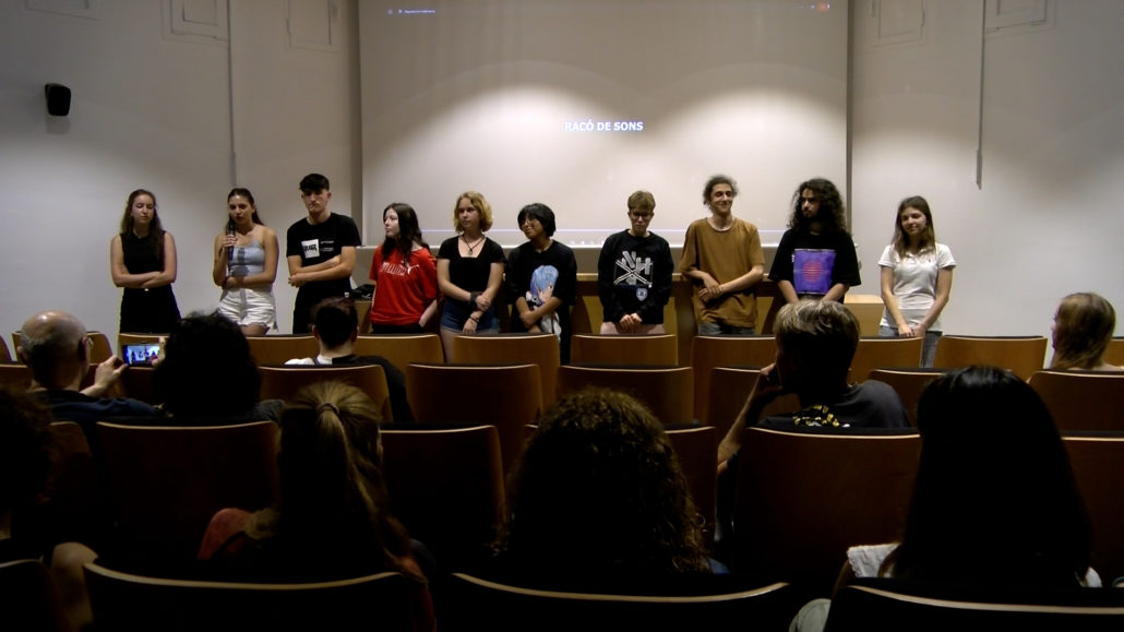 VÍDEO.- Alumnes del batxillerat artístic omplen els carrers de Tremp d’instal·lacions d’imatge i so