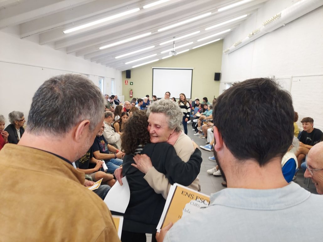 VÍDEO.- Gent gran i jovent de la Seu es coneixen en persona a l’acte final del projecte ‘Ens escrivim’