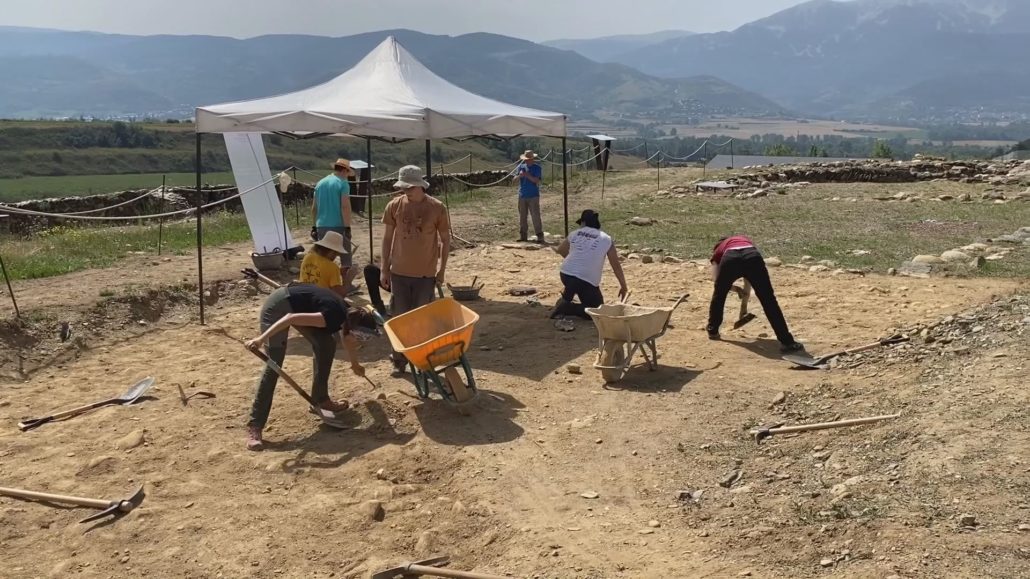 La nova campanya d’excavacions al jaciment del Castellot de Bolvir se centra en una de les entrades medievals