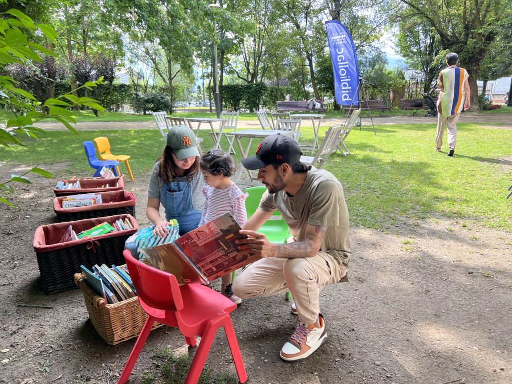Torna el Bibliollac, el servei de lectura a la fresca a tocar de l’estany de Puigcerdà