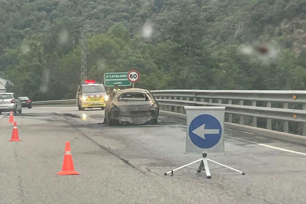 Un vehicle s’incendia a la Farga de Moles i acaba completament calcinat