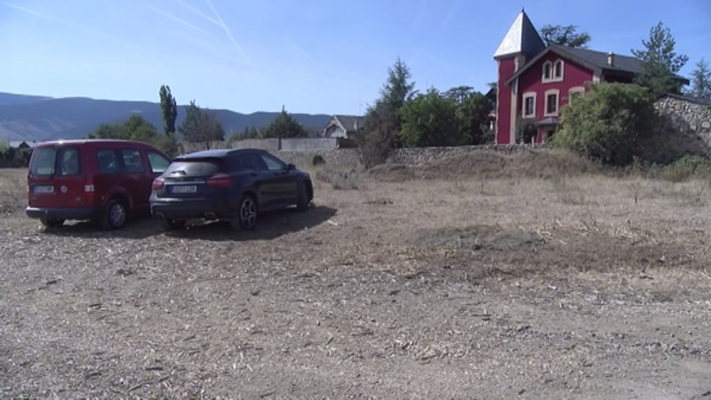 Puigcerdà habilita un prat com a aparcament per fer front al pic turístic de l’agost