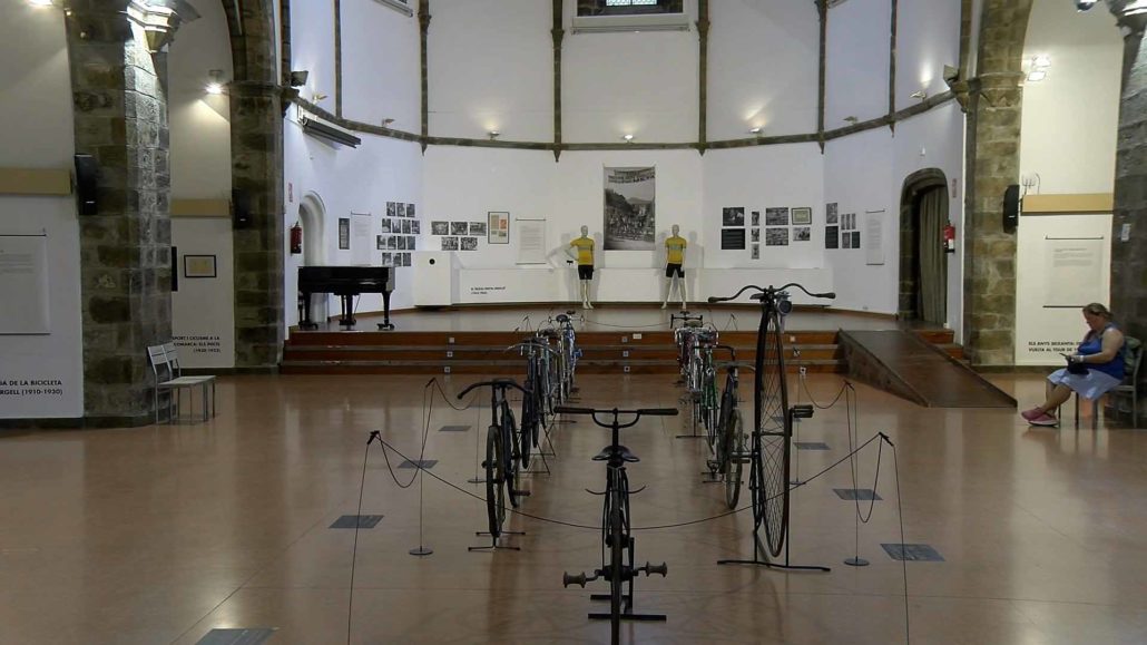 L’exposició ‘Roda, pedal, pinyó’ recorre la història del ciclisme a l’Alt Urgell