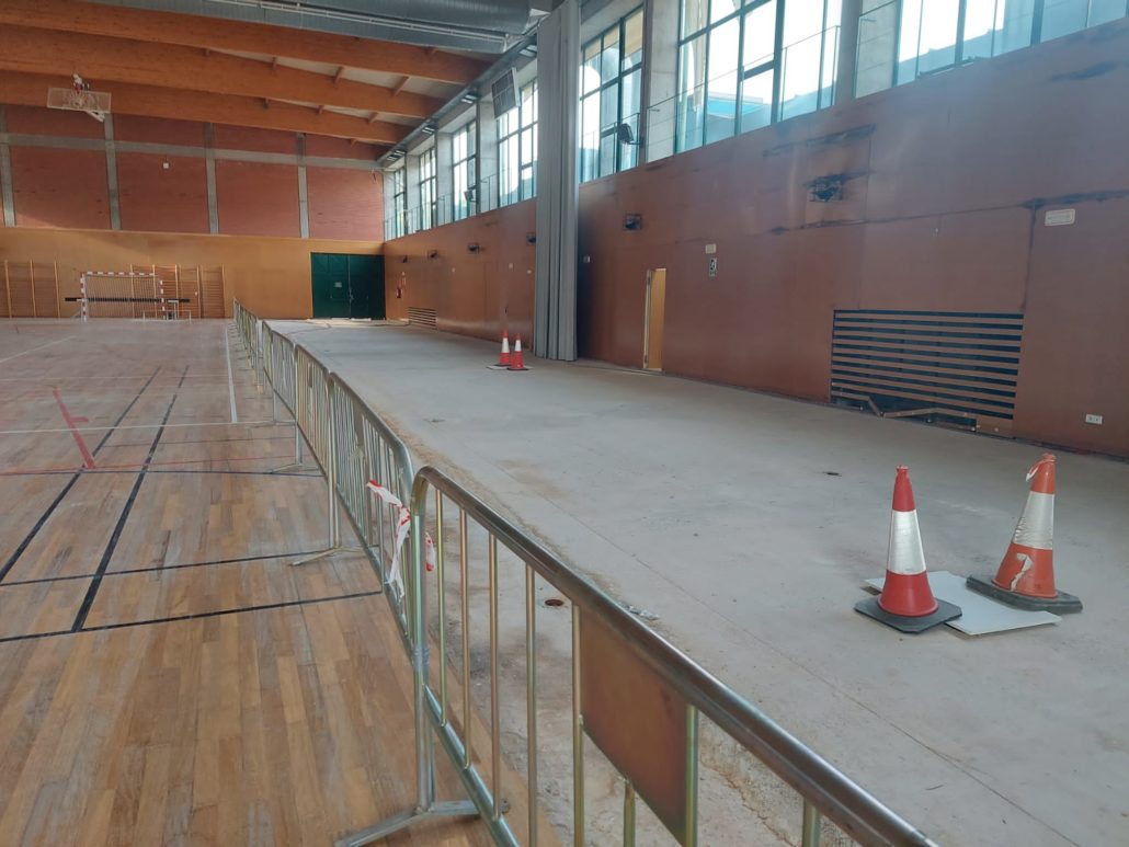 Oliana ultima la reparació dels danys per la ventada de juliol i vol tenir el pavelló a punt aquest setembre