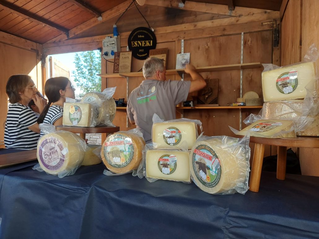 Una cinquantena de formatgeries artesanes enceten la fira de Sant Ermengol 2023