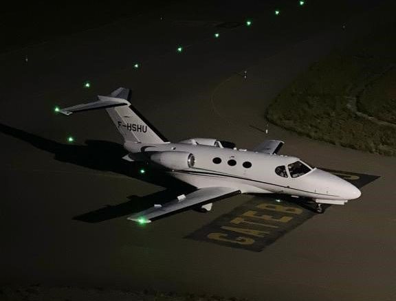 Una aeronau corporativa dona el tret de sortida als vols nocturns a l’aeroport d’Andorra – la Seu