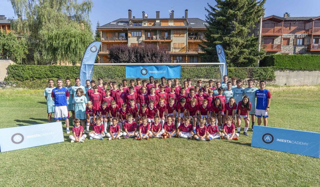 La Iniesta Academy i Llívia signen un conveni per a tres anys més, fins al 2026