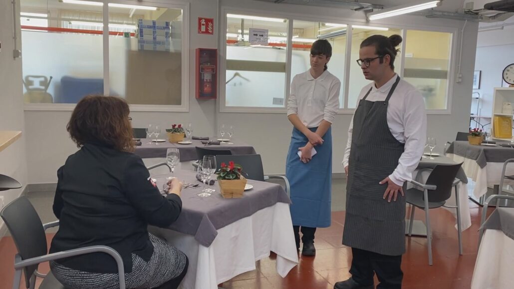 VÍDEO.- Els alumnes del cicle de Cuina del Pere Borrell tornen a oferir el servei de menjador