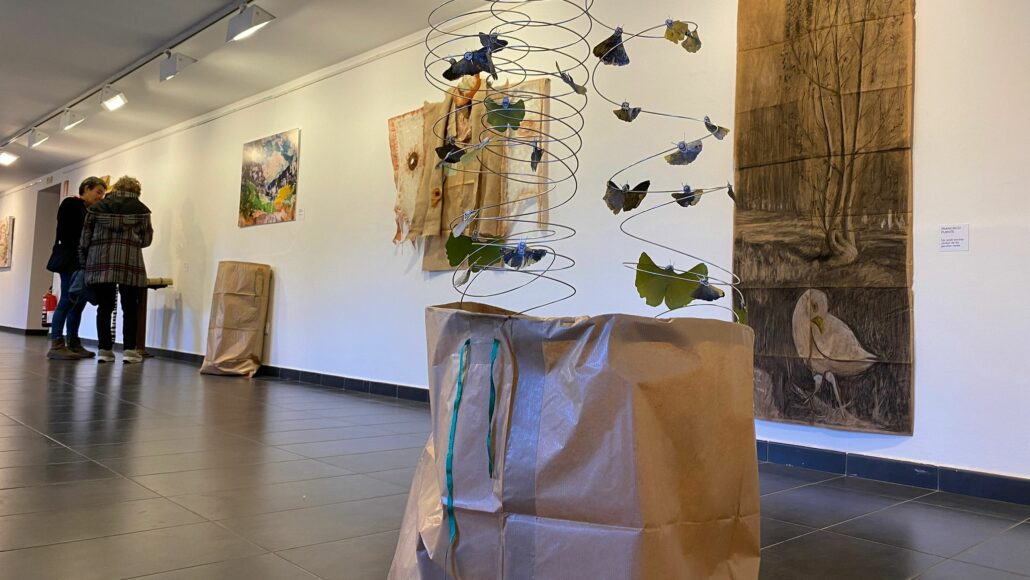 Els sacs de l’antiga ferreteria Mallol de la Seu es converteixen en obres d’art a la Sala la Cuina