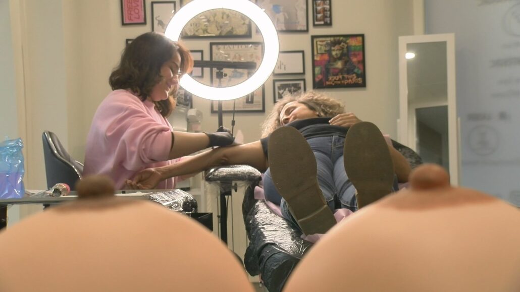 Una jove obre un estudi especialitzat en tatuatges oncològics a Bellver