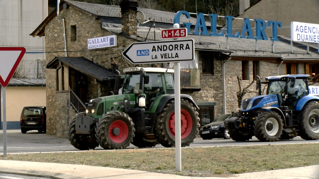 Una tractorada entre la Seu d’Urgell i Andorra reivindica millores en la pagesia