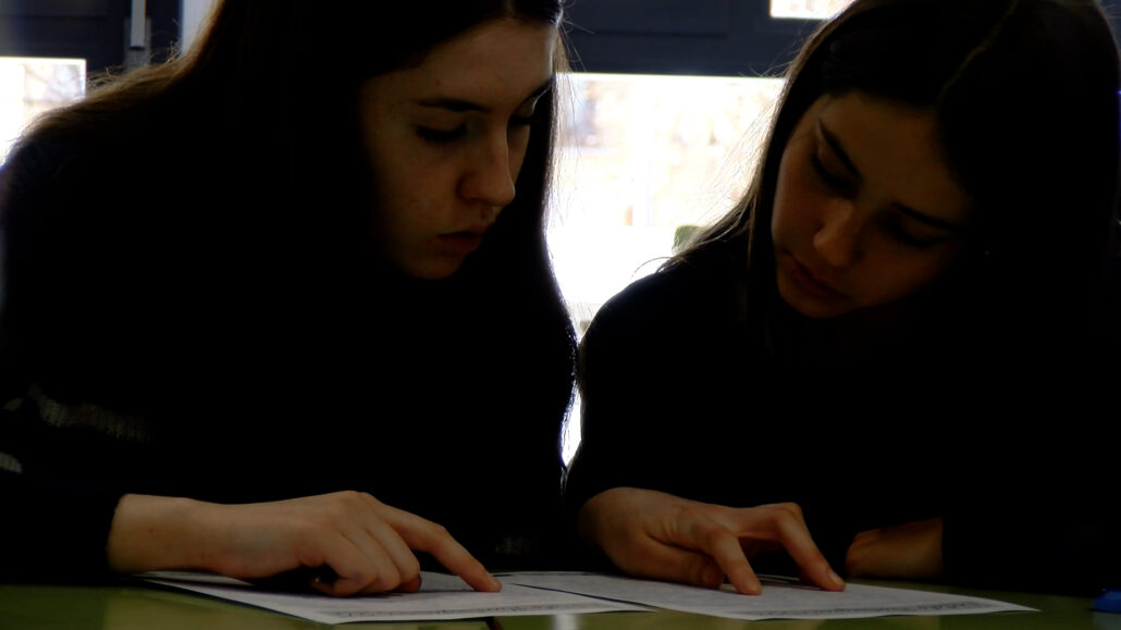 Dictats plurilingües promou el treball en equip amb una proposta de dictats per parelles