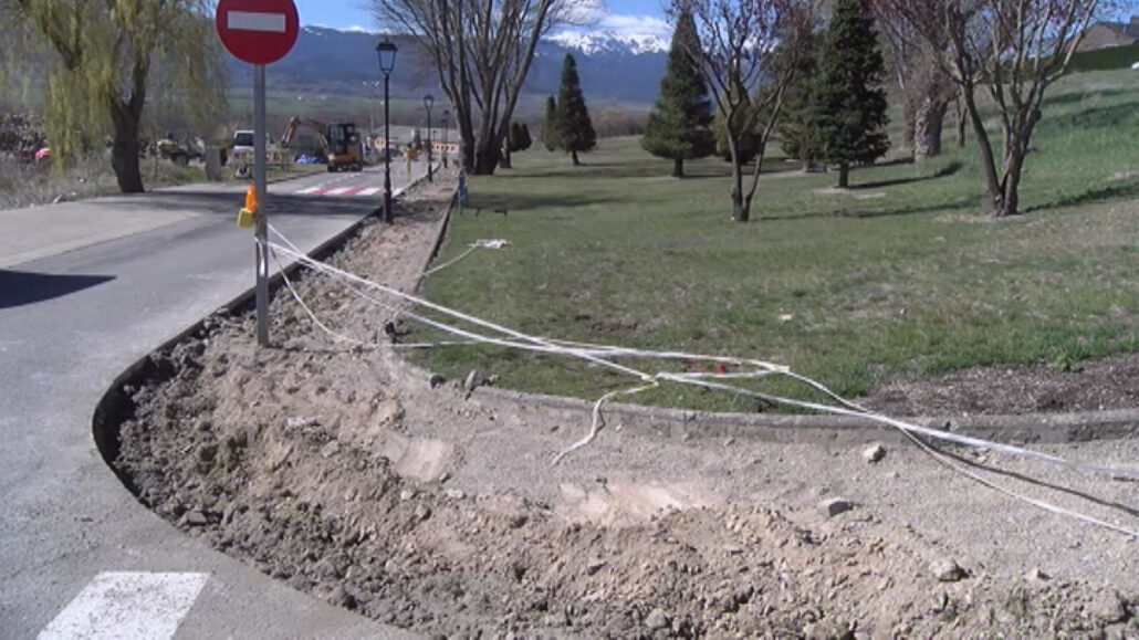 Bolvir arranja voreres i reforça la il·luminació del cementiri