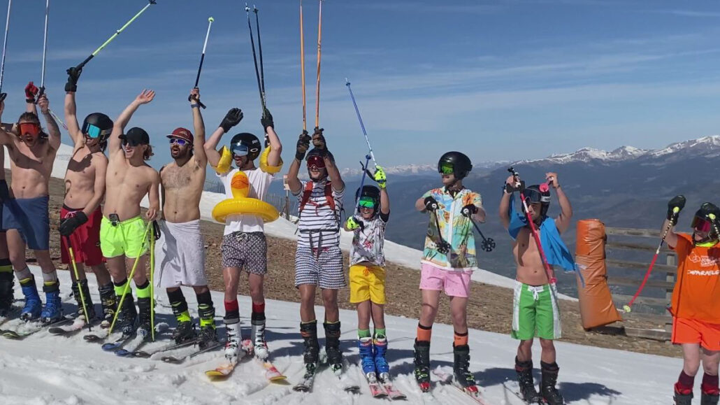 Masella acomiada la temporada amb una baixada d’esquiadors en banyador