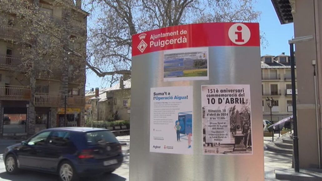 Puigcerdà prohibeix enganxar cartells publicitaris fora dels nous panells instal·lats