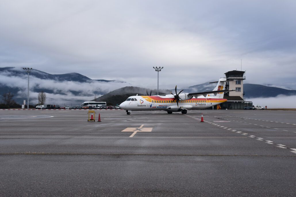 Un avió en la pista d'un aeroport
