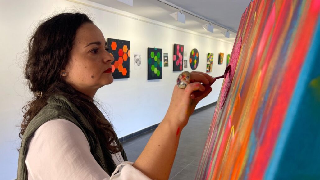 Laura S. Naudí pinta en directe a la sala La Cuina de la Seu