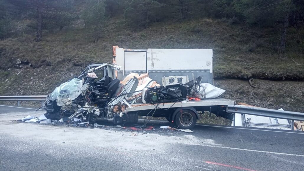 Xoc mortal a la C-13, a la Guingueta d’Àneu entre un camió i un autocar