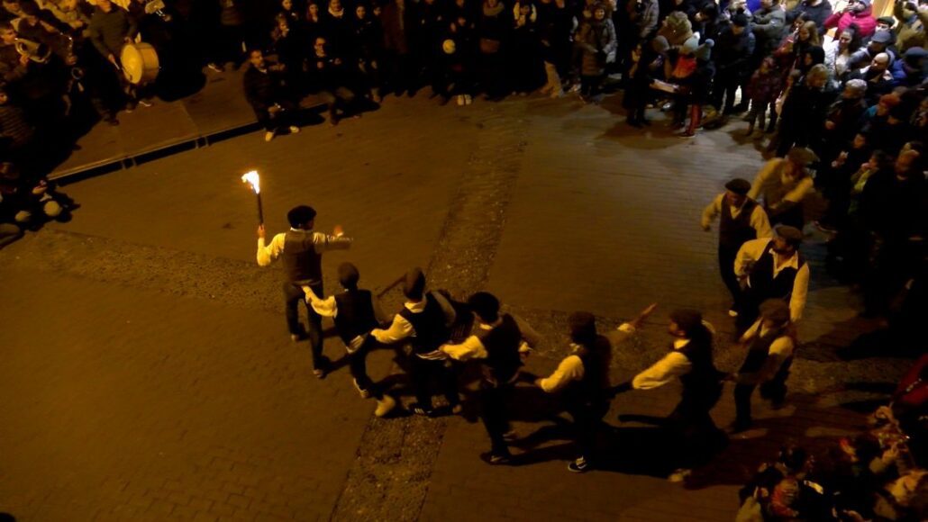 El Ball del Contrapàs de Tremp omple la plaça de Francesc Pujol de gom a gom