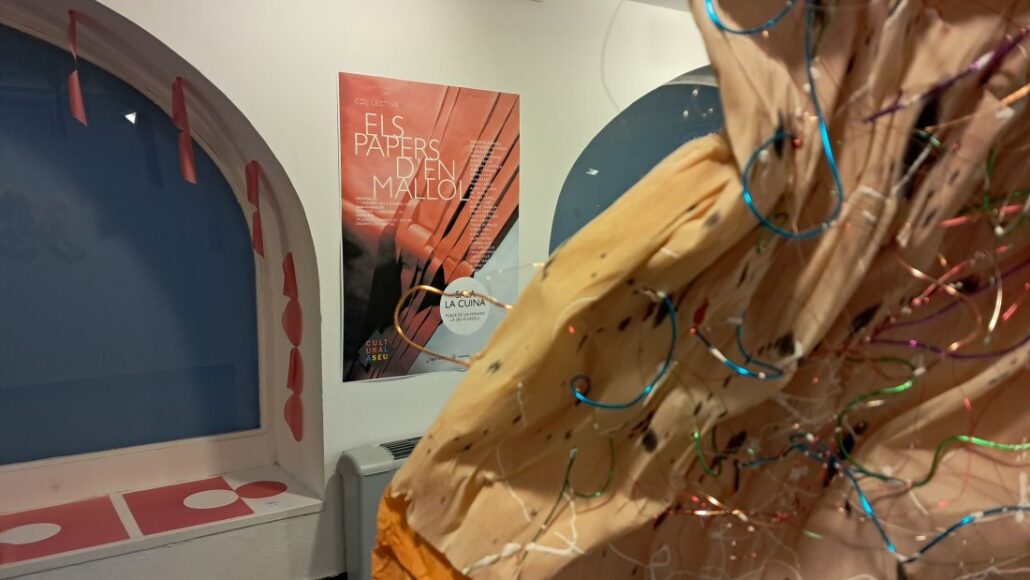 Peces fetes amb papers de seda i de Pinotxo, protagonistes de la nova exposició de la Sala la Cuina de la Seu d’Urgell