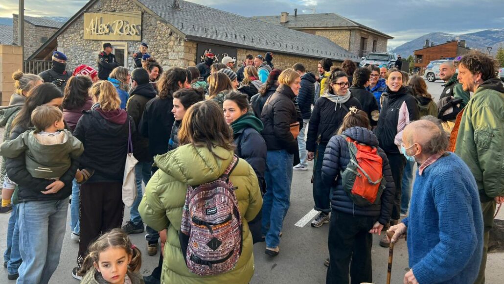 Unes 50 persones es concentren davant la immobiliària Àlex Ros de Puigcerdà per l’enviament massiu d’una falsa carta manuscrita per captar habitatges