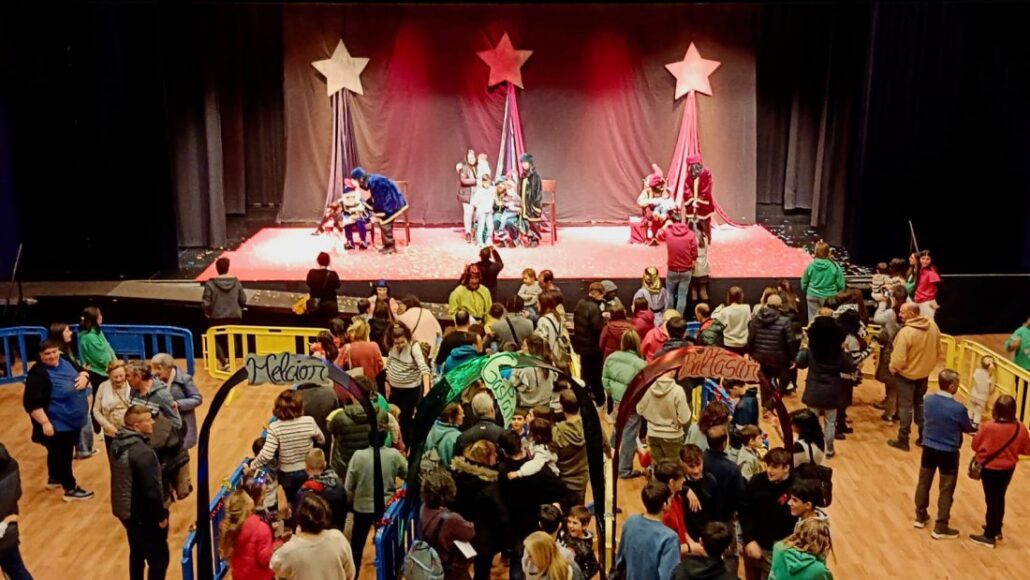 Els infants de Tremp lliuren les cartes als patges dels Reis d’Orient