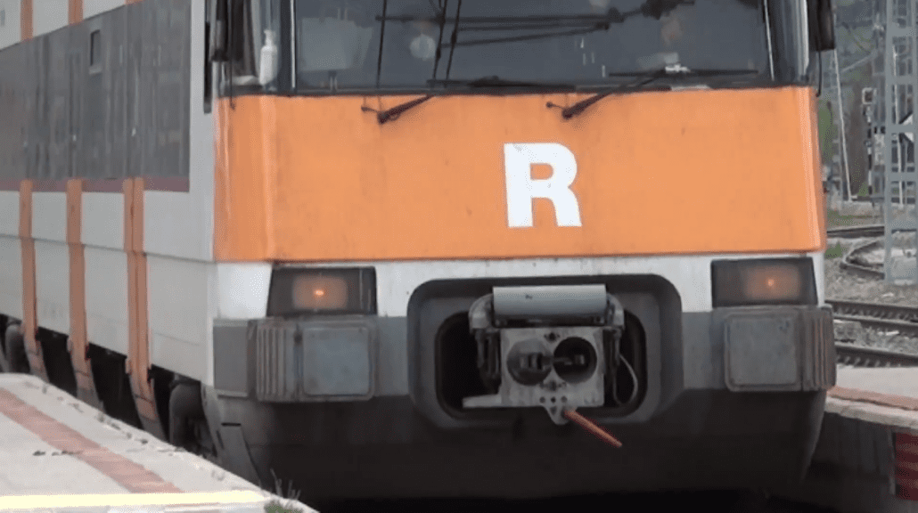 Tres ferits en xocar un tren de l’R3 amb una roca de grans dimensions