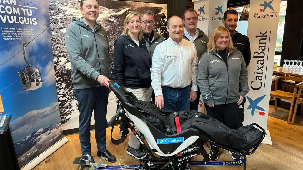 Ferrocarrils i CaixaBank signen un acord per apropar l’esquí a les persones amb discapacitat