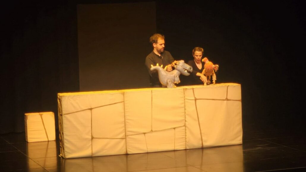 Inici de la campanya de teatre escolar a Tremp, amb ‘Maure, el dinosaure’