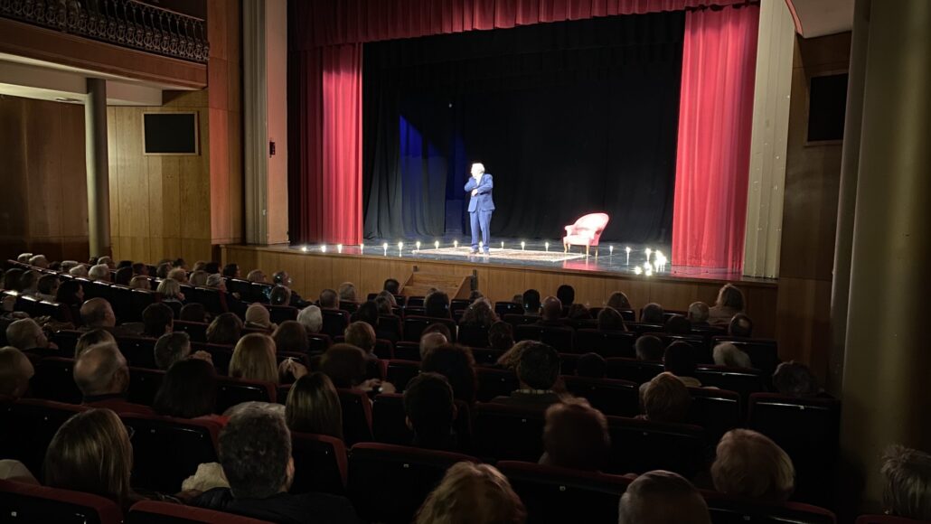 El Casino Ceretà s’omple per passar una estona amb Joan Pera