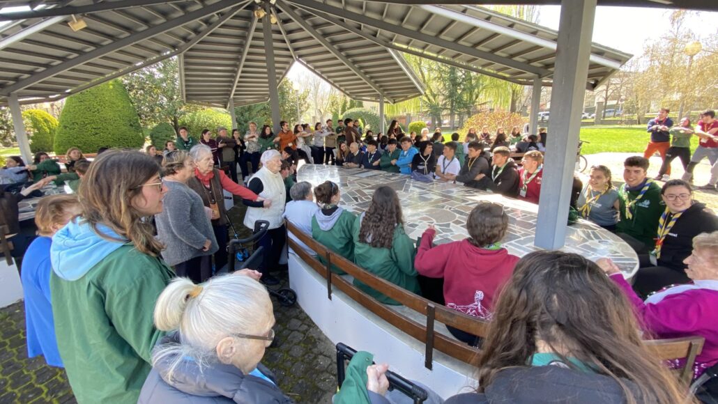 Una trobada de joves del moviment escolta deixa empremta entre persones grans de la Seu d’Urgell